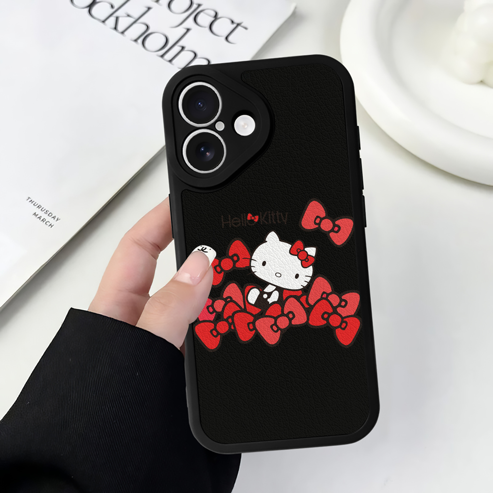 （画像用） Hello Kitty ハローキティ 【iPhone 16シリーズ対応】シリコンスマホケース（レザー調） 材質：シリコン